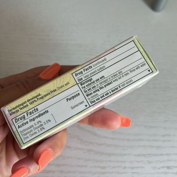 Clinique • Even Better™ Makeup Broad Spectrum SPF 15 Shade 52 Neutral - Picture 7 of 10